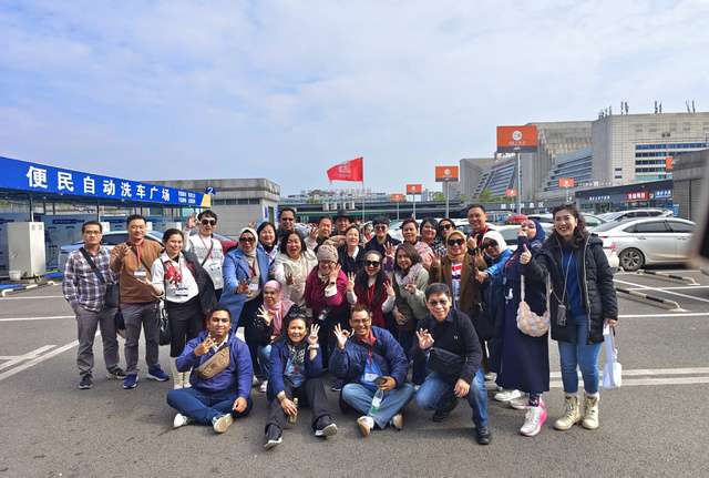 China Expedition Group Arrival